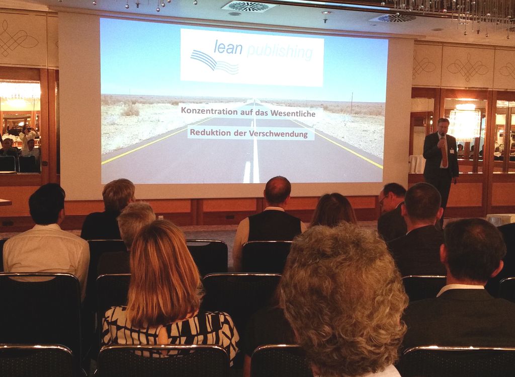 DruckereiCHBeck's tweet photo. Harald Gehring bei seinem Vortrag "lean publishing mit #flowproduction - Der direkte Draht zwischen Verlag und Dienstleister" auf dem #crossmediaforum #publishing https://t.co/22ZiQ1lh9x