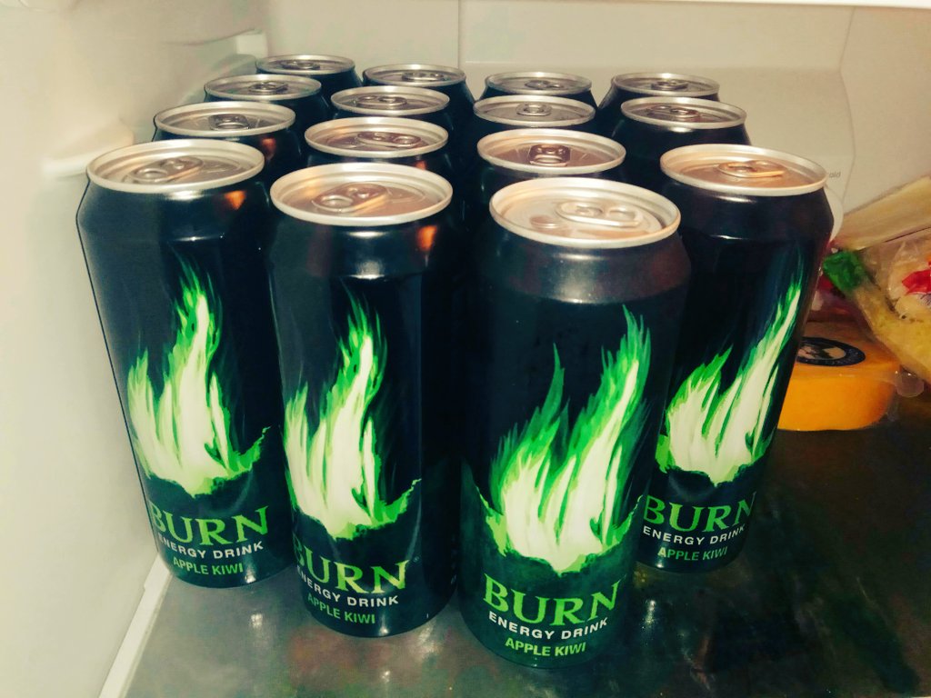 MacZRC's tweet photo. Unas reservitas... ocupando media nevera, pero es que yo soy de comprar a granel.

@burn_es 
#setgamer
#ladroja
#doctortengounproblema https://t.co/fyyO2mHHqI