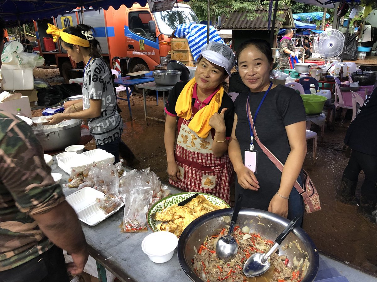 JamesAALongman's tweet photo. These incredible women have been keeping the whole camp fed all week. Rescuers, police, journalists - all of them keep going with their help 

Thai people are wonderful. The kind of people who smile at you, and when you look back a moment later, they’re still smiling #missingboys https://t.co/dOEya3OVqb