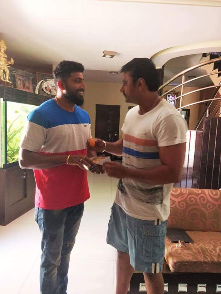 DTYIFCKunigal's tweet photo. #EXCLUSIVE PICS 👌😘
#Dboss With Fans 

#Boxofsandalwood
#RoyalkingDboss
#ChallengingStarDarshan 

@dasadarshan @dinakar219 @Dcompany171 @Kkbdfa https://t.co/bBorDVHsyI