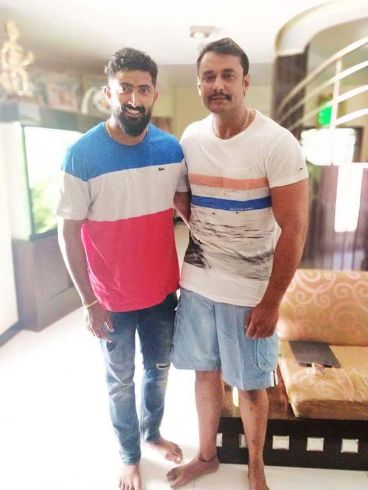 DTYIFCKunigal's tweet photo. #EXCLUSIVE PICS 👌😘
#Dboss With Fans 

#Boxofsandalwood
#RoyalkingDboss
#ChallengingStarDarshan 

@dasadarshan @dinakar219 @Dcompany171 @Kkbdfa https://t.co/bBorDVHsyI