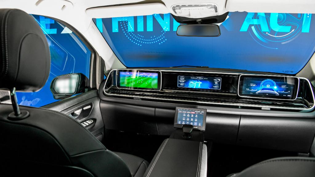 ZF_Group's tweet photo. Take a seat, any seat: The #TrendsettingCockpit concept by #ZF &amp; @Faurecia for automated and #autonomousvehicles eliminates the need for right- or left-hand vehicle models:
https://t.co/oTKYVTH37q
#nextgenerationmobility #autonomousdriving https://t.co/KhNtHM0Nai