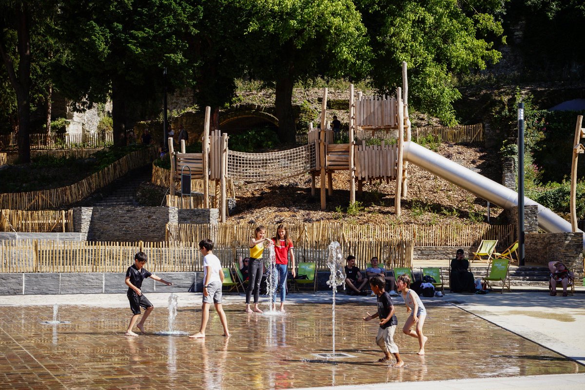 SeluxFrance's tweet photo. La nouvelle promenade Jean Turc à Angers abrite aussi une aire de jeux pour enfants avec des équipements en bois. La nouvelle fontaine a également été inaugurée le 20 juin. L'ensemble est éclairé par nos colonnes lumineuses Lif.

https://t.co/xc3Na4oipN https://t.co/AP44CMeOO2