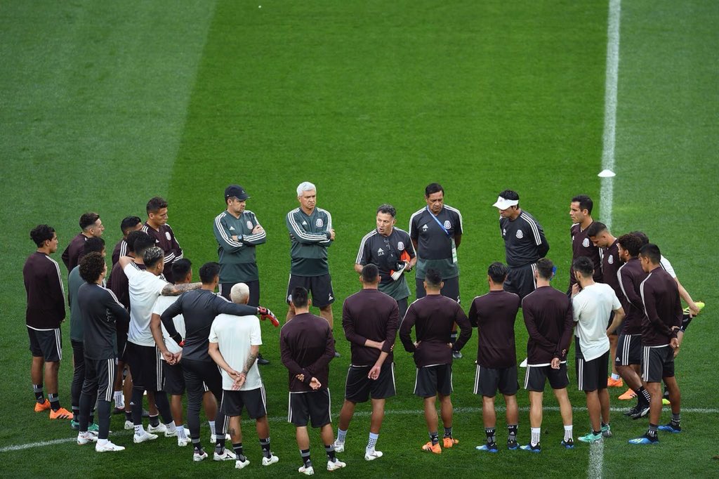 Csalcedojr's tweet photo. UNIDOS HASTA EL ÚLTIMO MINUTO, de principio a fin @miseleccionmx ❤️🇲🇽 #NadaNosDetiene #Hermandad https://t.co/B4dD264Jxk