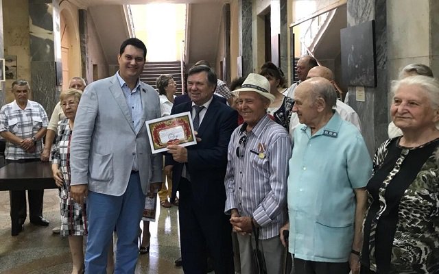 Тульский обком КПРФ организовал в городе Новомосковске выставку "Дети войны" 
newstula.ru/fn_382159.html 

В мероприятии приняли участие депутаты Новомосковского собрания депутатов Виктор Тарасов и Александр Соколов, жители города, члены КПРФ.  #Тула #ТН