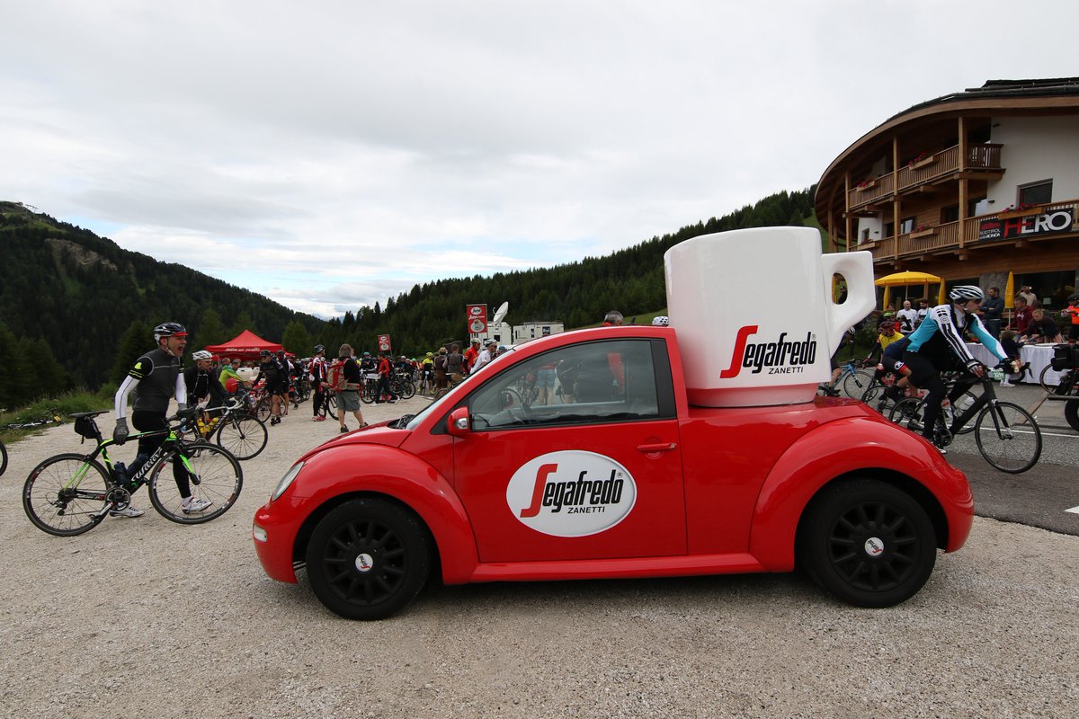 segafredoitalia's tweet photo. La @mdolomites di questโanno รจ sinonimo di equilibrio, e chi meglio del nostro #caffรจ poteva rappresentare lโequilibrio tra carica e gusto? Eccoci mentre offriamo un #SegafredoMoment dal nostro coffee point al Maratona Village durante #MDD32 โ๏ธ ๐ดโโ๏ธ https://t.co/FDQsmD4yya