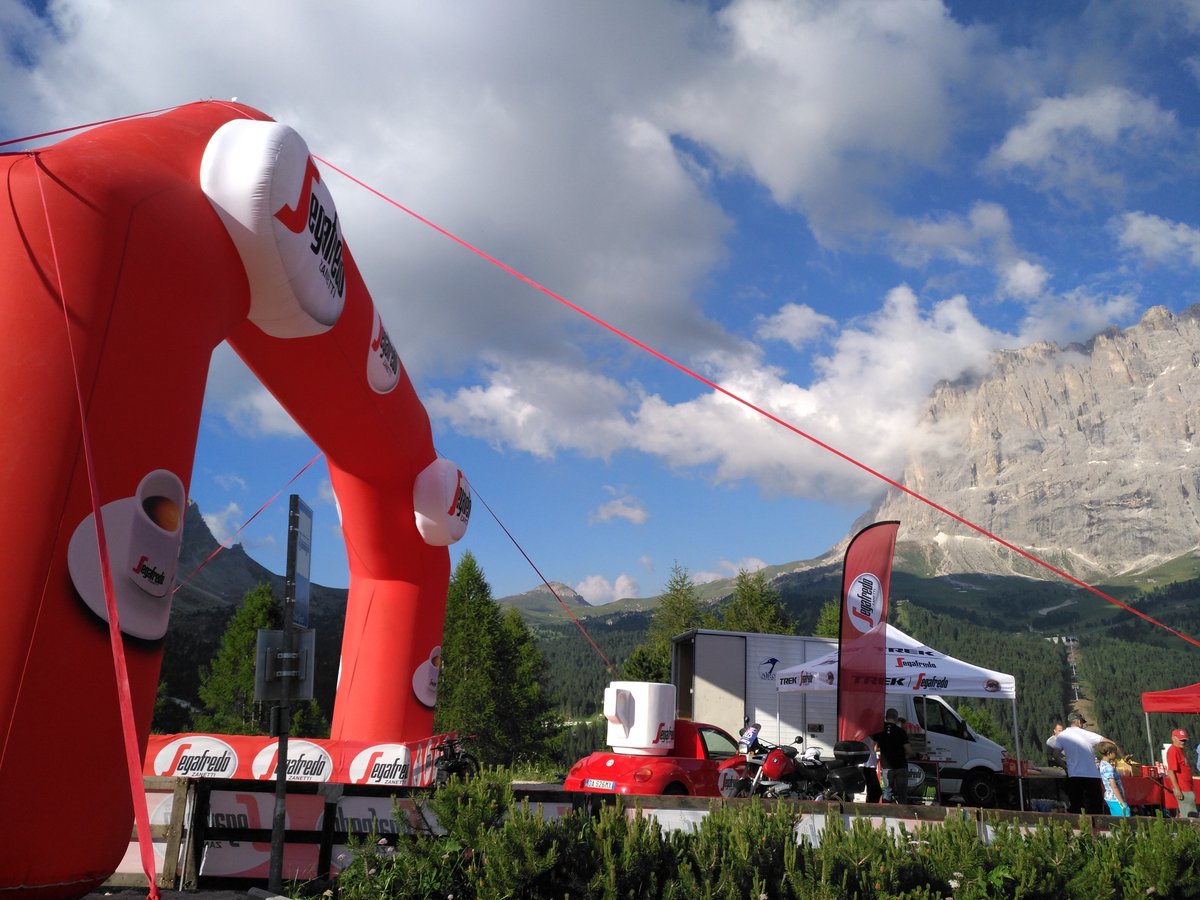 segafredoitalia's tweet photo. La @mdolomites di questโanno รจ sinonimo di equilibrio, e chi meglio del nostro #caffรจ poteva rappresentare lโequilibrio tra carica e gusto? Eccoci mentre offriamo un #SegafredoMoment dal nostro coffee point al Maratona Village durante #MDD32 โ๏ธ ๐ดโโ๏ธ https://t.co/FDQsmD4yya