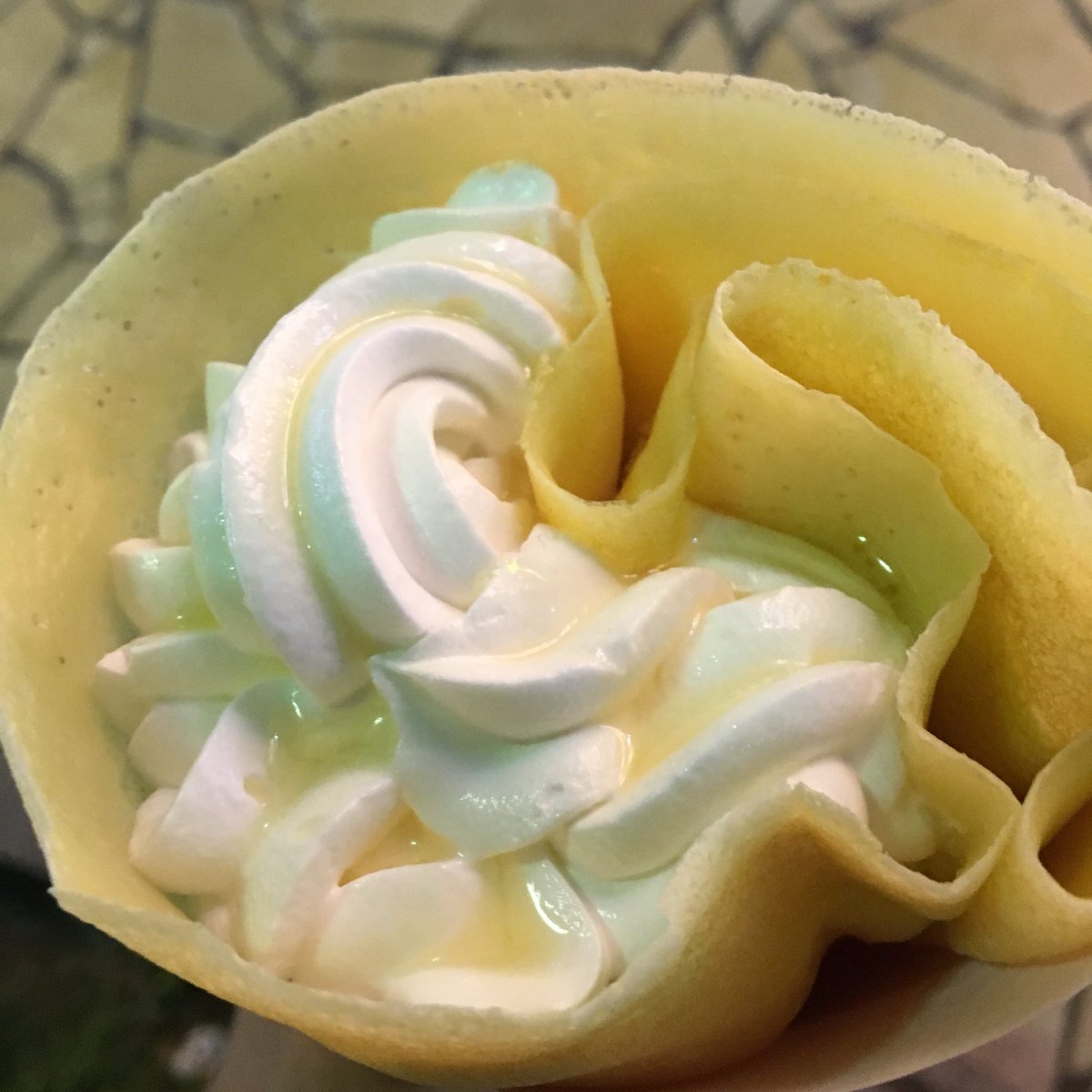 倉島丈 現在 池袋にて屋台のクレープ屋にエンカウントした 今日のラッキーカラーは黄色らしいので食べるしかない