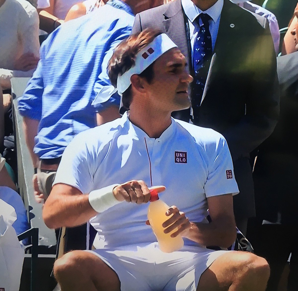 #Wimbledon | Pirmera gran foto de la edición 2018. Roger Federer salta a la cancha con nueva indumentaria. Tras 24 años rompe con Nike y se va a Uniqlo 😲