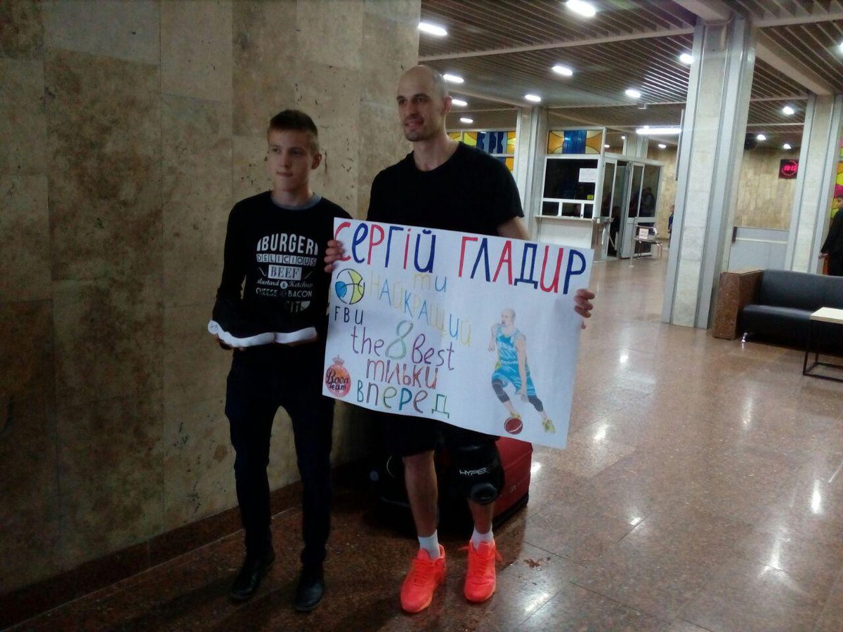 SGladyr8's tweet photo. Some good emotions with the fan after tough game 🙂 https://t.co/VMpEyof9el