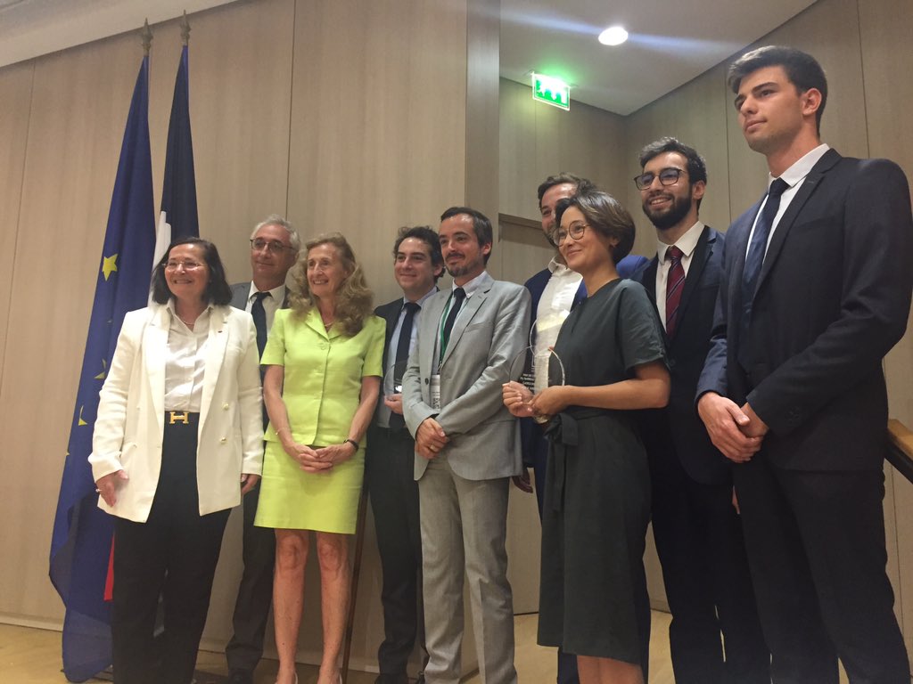 Avocats_Paris's tweet photo. Remise du prix de l'#innovation au service du #droit et des citoyens par @NBelloubet à @HandiLex @Cliniq_Juridiq et @Sykdroit ! @batonnierparis @BasileAder @PierreBerlioz1 @parisbarincub https://t.co/00e6KOSvRo