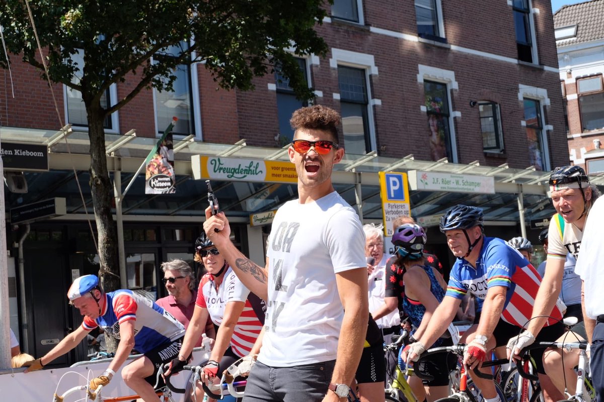 De Retrocoureurs weggeschoten door een fixedgear kanon.., yep; kon allemaal bij de ronde van Kralingen