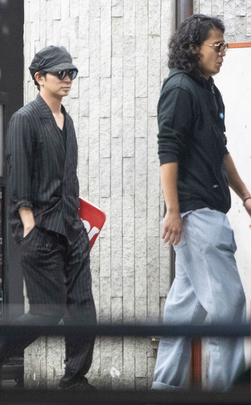 Kazu 花晴れの打ち上げにサプライズ登場した松潤と小栗旬 二人でone Love歌ったたとか最高すぎるっ でも そんなことよりプライベートもオーラ凄くて 私服めっちゃオシャレやし カッコよすぎ 松本潤 小栗旬 T Co U8qoebwtxr Twitter