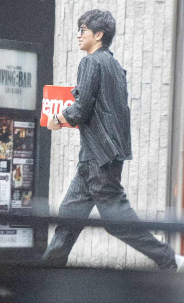 Kazu 花晴れの打ち上げにサプライズ登場した松潤と小栗旬 二人でone Love歌ったたとか最高すぎるっ でも そんなことよりプライベートもオーラ凄くて 私服めっちゃオシャレやし カッコよすぎ 松本潤 小栗旬 T Co U8qoebwtxr Twitter