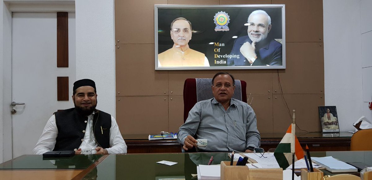 MSufiSaint's tweet photo. सूरत SMC के नवनियुक्त मेयर डॉ जगदीश पटेल और स्टैंडिंग चेयरमैन अनिल गोपलानीजी से शुभेच्छा मुलाकात की। अड़ाजन पाटिया माइनॉरिटी विस्तार में गार्डन विथ प्ले ग्राउंड बनाने के लिए मेरी राय का सहर्ष स्वीकार किया। धन्यवाद

@PMOIndia @narendramodi @vijayrupanibjp @bhikhubhaidbjp @PRupala https://t.co/0kJ3JMYQr4