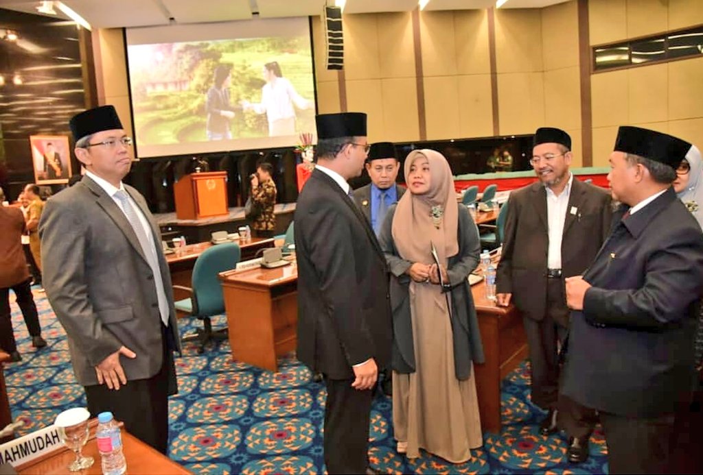 Rapat Paripurna DPRD DKI Jakarta Senin (2/7) Bersama Gubernur <a href="/DKIJakarta/">Pemprov DKI Jakarta</a> <a href="/aniesbaswedan/">Anies Rasyid Baswedan</a> .
Rapat Paripurna dipimpin oleh Wakil Ketua DPRD DKI Jakarta <a href="/Triwisaksana/">Sani</a>

.. Setelah Rapat Paripurna Gubernur berbincang santai dgn anggota <a href="/FPKSJakarta/">IG : FPKSJakarta</a>