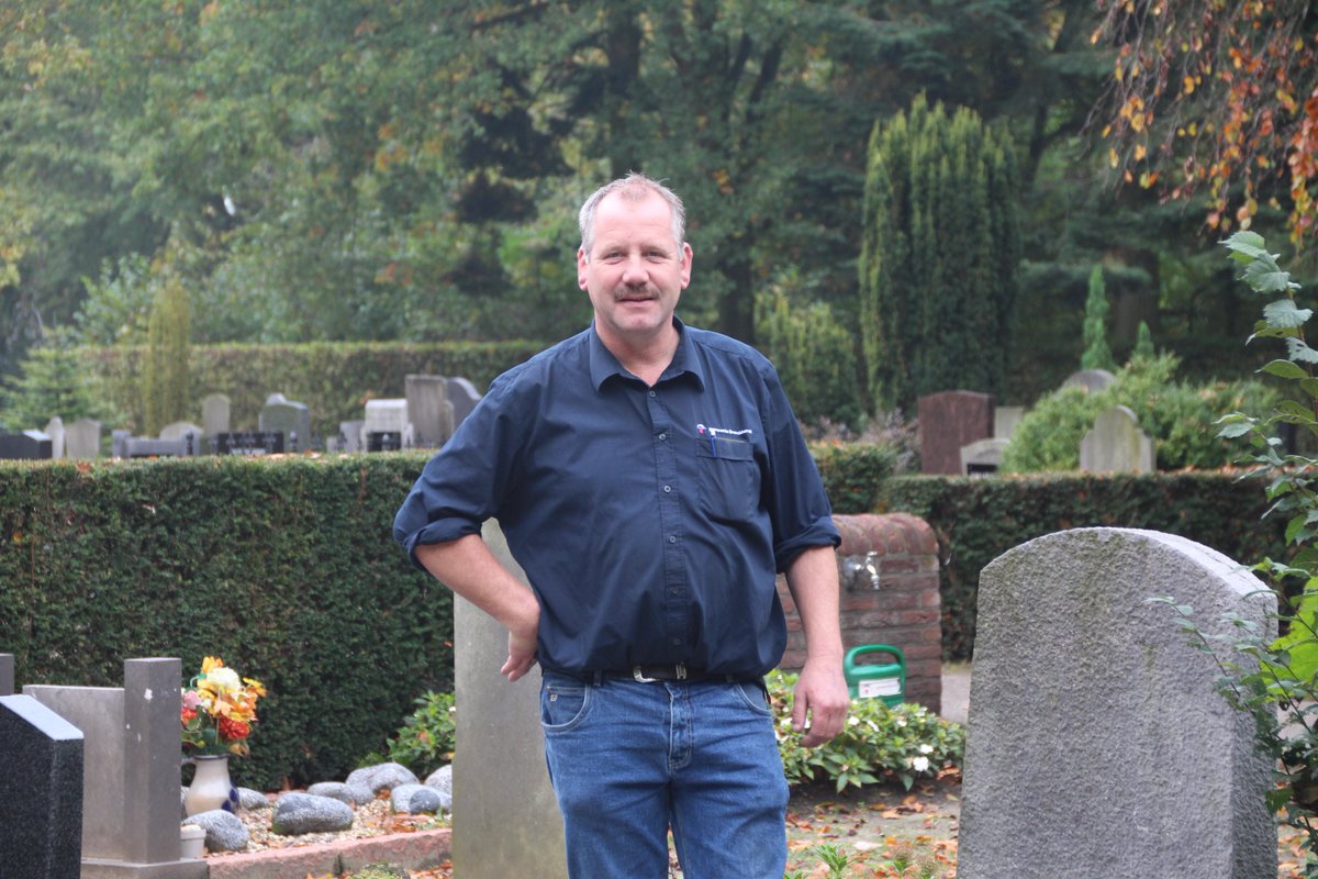 Wilt u kijkje nemen op de mooie begraafplaats in Vorden? Dat kan! Op 15/7 a.s., van 11 tot 12.30u organiseert beheerder Theo Janssen een rondleiding op deze begraafplaats en geeft info over de begraafplaats, begraven en asbestemmingen, bit.ly/2MFeD8B. #verhalenvertellen