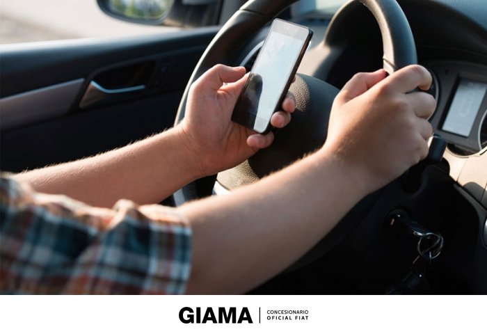 FiatGiama's tweet photo. #GiamaTips  Hoy te queremos contar el peligro mortal que representa el WhatsApp a la hora de manejar. 

En Argentina pierden la vida en accidentes de tránsito 20 personas por día y más de 7 mil año. Vos podes evitar este flajelo.

TU VIDA NO VALE UN MENSAJE DE WHASTAPP. https://t.co/zQsPct3TZ0