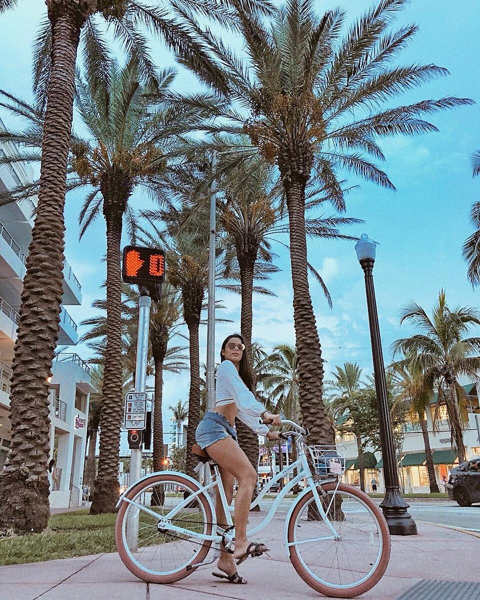#CBS4 meteorologist <a href="/LissetteCBS4/">Lissette Gonzalez</a> says we're off to a warm start with partly cloudy skies. Have a nice day from MIAMI BEACH.. 🌴

📷 #emillyaraujoof #MiamiBeach #SouthBeach #Florida