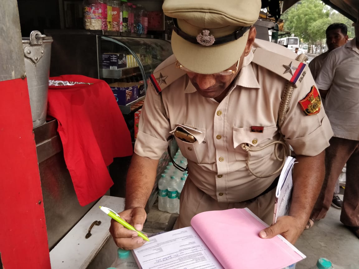 pleg4life's tweet photo. @DelhiPolice keeping the streets of Delhi smoke free. 
Fining offenders smoking in public places and vendors selling tobacco products to minors.
@DCPWestDelhi 
#COTPA2003 #TobaccoFreeYouth https://t.co/Oyvw8kC0Pp