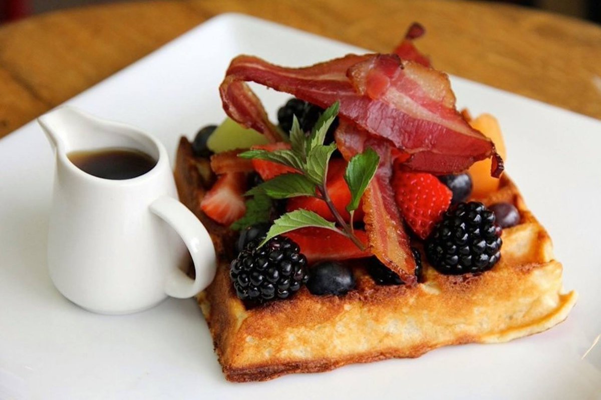 SkyRunOkanagan's tweet photo. Local Tip: Stop by @TheBenchMarket to enjoy one of the top food destinations in the #SouthOkanagan! They offer all-day breakfast, weekend brunch, baked goods, gourmet lunch, takeaway meals, and groceries. #Penticton https://t.co/XlpPCi3F0Y