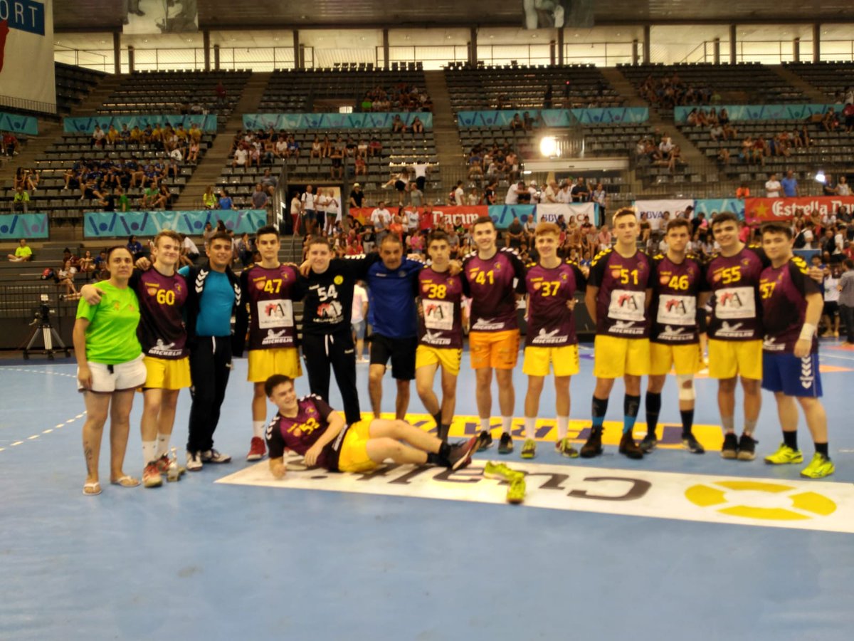 CanteraVDA's tweet photo. Nuestros juveniles se proclaman subcampeones de la Granollers Cup ¡Gran trabajo chicos! 👏👏
Para alguno de ellos es la última experiencia como jugador del Villa de Aranda. Recordad que el Príncipe de Asturias siempre será vuestra casa. https://t.co/yCMouoRtBa
