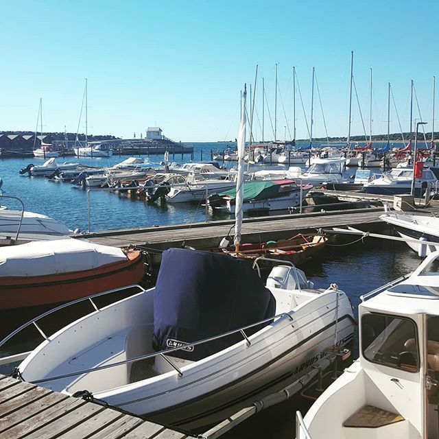JohnOlsonME's tweet photo. #Fika på marinan. ⛵☕🍰 ("coffee & cake at the marina") #Haverdal #Sweden https://t.co/Gy1lPIDUXA https://t.co/iTNisNPtRj