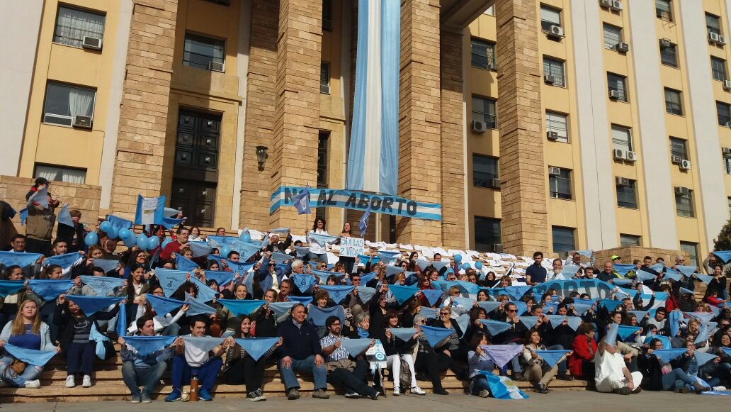 AnaBelenMarmora's tweet image. Nunca más callados. No van a poder detener esta ola celeste 🌊 que crece en ᴛᴏᴅᴀ la ᴀʀɢᴇɴᴛɪɴᴀ 🇦🇷 Exigimos que nos representen. #AbortoDebateFederal