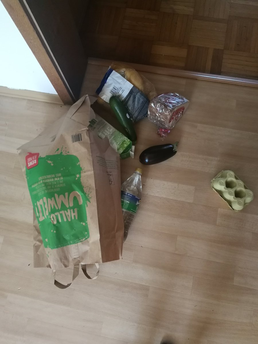 irrelephantasti's tweet photo. Und mal wieder kommt man vom einkaufen nach Hause und die Tüte reißt!

#dankeREWE https://t.co/6iNDqEUnDe