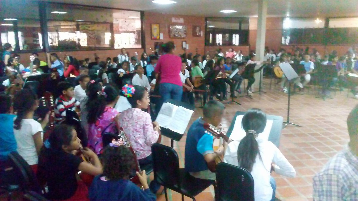 Lindo  compartir, nuevos conocimientos, nuevas tecnicas sirvio para incentivar  a cada uno de nuestros niños y niñas todo un espectaculo hermoso, con  los Nucleos Uverito, la Negra, Camaguan y Nucleo Guayabal