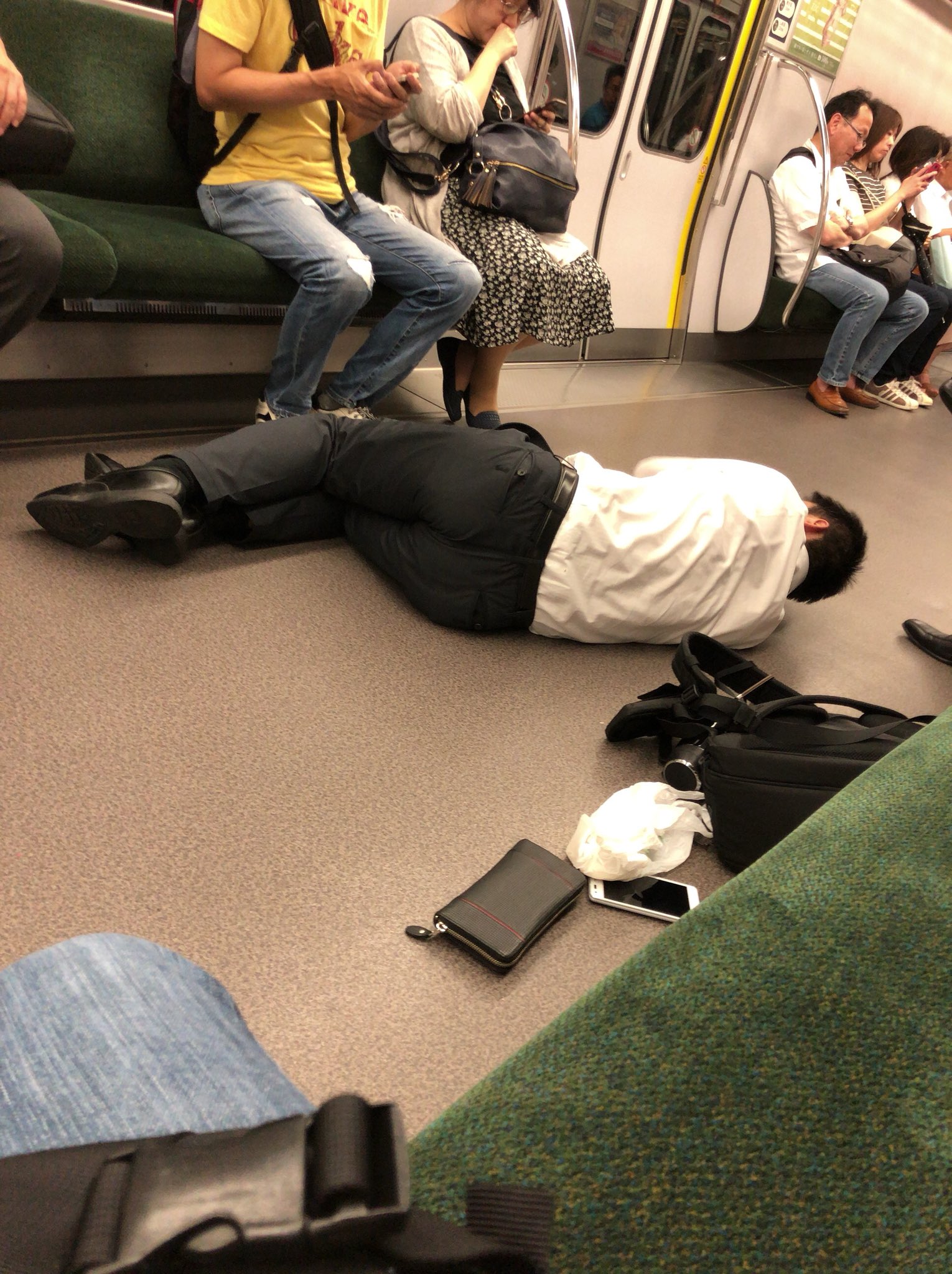しん すんごい酔ってる人おる 迷惑行為 酔っ払い 電車 T Co V44euc01ju Twitter