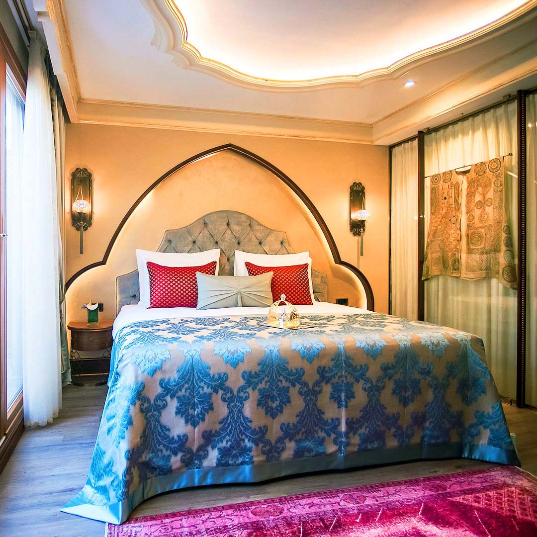 Romance Istanbul Hotel’s Luxury Rooms with Terrace are mostly reside on higher floors and overlook the city view of Historical Peninsula.
Romance Istanbul Hotel'in lüks teraslı odaları üst katlarda yer almakta ve Tarihi Yarımada'nın sokak manzarasına bakmaktadır.