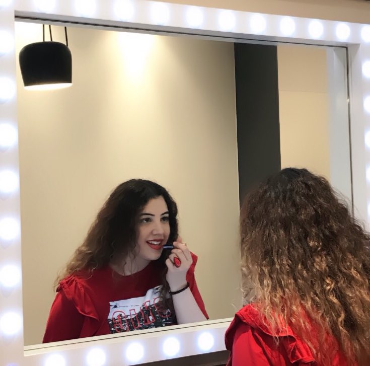 Beauty, to me, is about being comfortable in your skin. That, or red lipstick! 💄❤️ #beauty #comfortable #skin #red #rimmel #lipstick #lipstickjunkie #mirrorpicture #backstage #newlook #Dubai #DXB