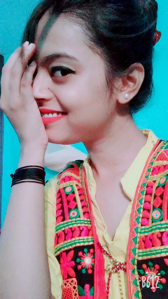ShaliniModi4's tweet photo. Haqeqqt zid kiye baithi hai chaknachur krne ki.. 
Magar har aankh phir sapna suhana dhund leti hai. 😍🤗 https://t.co/1VOzl3jaOn