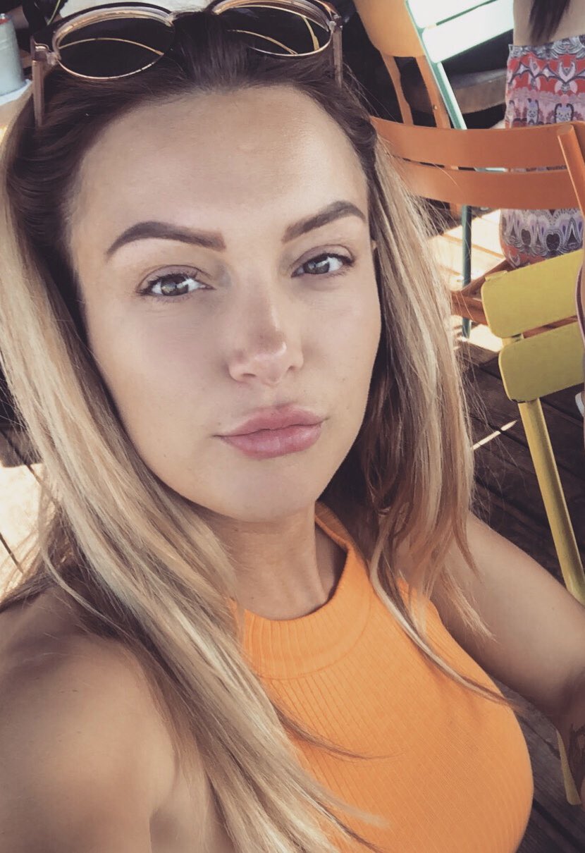 No make up needed with this tan 😃 https://t.co/McunXVpTWf