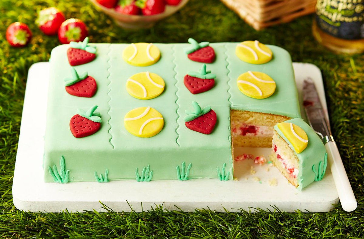 Can't help but share this fun tray cake that <a href="/Tesco/">Tesco</a> shared with us earlier today, just in time for <a href="/Wimbledon/">Wimbledon</a> 🍓🎾 realfood.tesco.com/gallery/smashi…
