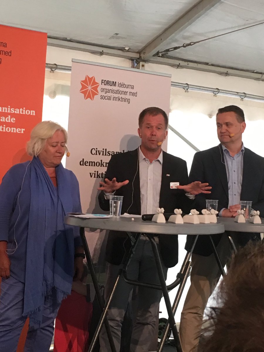 Anna-Karin Moden (@akmoden) on Twitter photo Röda Korsets GS <a href="/MArnlov/">Martin Ärnlöv</a> talar om frivilligas fr <a href="/RodaKorset/">Svenska Röda Korset</a> s arbete på asylboendet Restad gård och i Lindängen i Malmö, i samtal med bl a <a href="/raddabarnen/">Rädda Barnen</a> <a href="/RFidrotten/">Riksidrottsförbundet</a> <a href="/svenskakyrkan/">Svenska kyrkan</a> om civilsamhällets ansvar i integrationen. #Almedalen Röda Korsets GS <a href="/MArnlov/">Martin Ärnlöv</a> talar om frivilligas fr <a href="/RodaKorset/">Svenska Röda Korset</a> s arbete på asylboendet Restad gård och i Lindängen i Malmö, i samtal med bl a <a href="/raddabarnen/">Rädda Barnen</a> <a href="/RFidrotten/">Riksidrottsförbundet</a> <a href="/svenskakyrkan/">Svenska kyrkan</a> om civilsamhällets ansvar i integrationen. #Almedalen