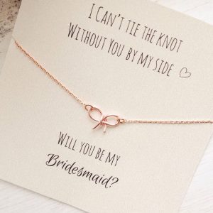 Picking a #bridesmaid can be a huge task that comes with a lot of responsibility. 

Make the announcement extra special!
We have put together some announcement suggestions to give you some inspiration xx

#wedding #bridetobe #weddingplanning
strawberryhen.co.uk/news/best-brid…