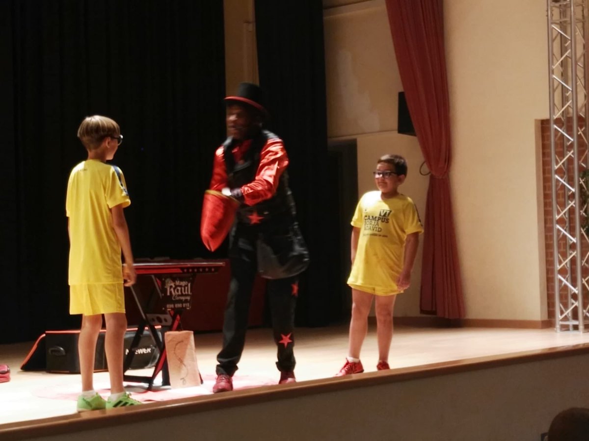 Luego nos trasladamos a la Casa de la Cultura, donde comenzó el Acto con la gran actuación del Mago Raúl Camagüey. Como nos reímos todos!!! GRACIAS!!!