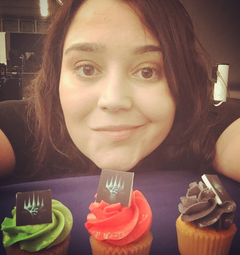 katimiuz's tweet photo. Con tanto jaleo este finde en #GPBCN se me había olvidado subir la foto aniversario con mi cara de resaca después de dos días intensos de GP.

Feliz Jundversario :3 queda menos de una semana para el mío ^^ #Magic25 #wotcstaff https://t.co/UGYJTLpE8f