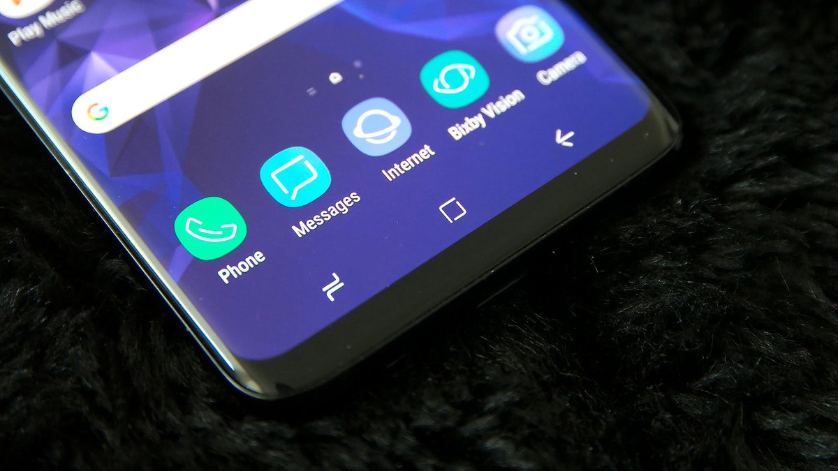 Gizmodo's tweet photo. A bug in Samsung's default texting app is sending random pics to other people
https://t.co/JE6dbyNG4P https://t.co/QYWlXsfETG