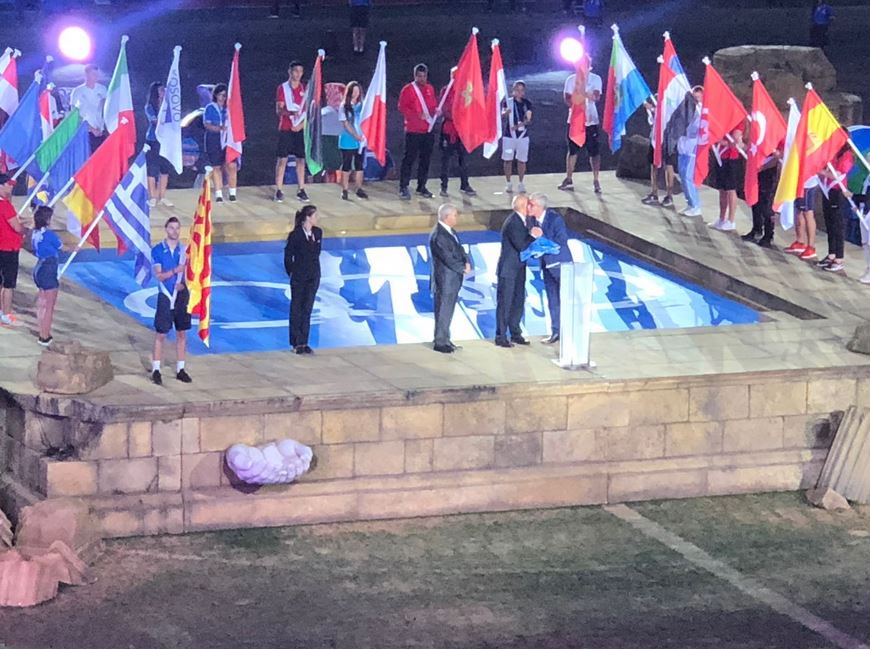 aekmesdoua's tweet photo. La ville d'#Oran reçoit le drapeau des prochains jeux méditerranéens #JM2021, lors de la cérémonie de clôture des jeux de #Tarragona2018. #Oran2021 #Algérie #Algeria #الجزائر https://t.co/E4x74N2OAK