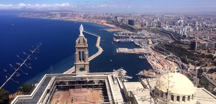 aekmesdoua's tweet photo. La ville d'#Oran reçoit le drapeau des prochains jeux méditerranéens #JM2021, lors de la cérémonie de clôture des jeux de #Tarragona2018. #Oran2021 #Algérie #Algeria #الجزائر https://t.co/E4x74N2OAK