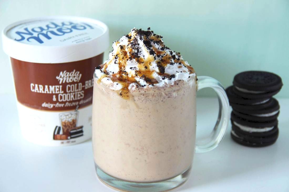 theveganspy's tweet image. 💫 Caramel &amp;amp; Cookies Mocha Shake 💫 featuring @NadaMoo Caramel Cold Brew &amp;amp; Cookies and @JJsCocomels Espresso Cocomels: theveganspy.com
