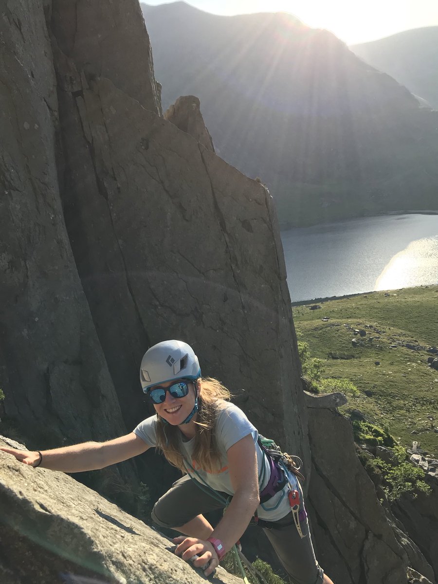 Leadingedge_mtn's tweet photo. Eat, sleep, climb repeat. Sneaky jaunt out after work. More fun in the sun! #rockclimbing #lovesnowdonia #howmuchgear https://t.co/5K21tlgg4E