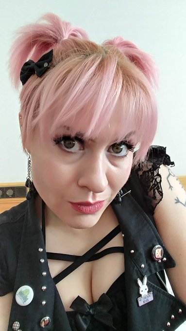 Here's a picture from the beginning of my most recent crazy trip - BoundCon in Munich. I thought I should<a href="/tag/cutebunny"class="tags"><span>#cutebunny</span></a><a href="/tag/pinkhair"class="tags"><span>#pinkhair</span></a><a href="/tag/boundcon"class="tags"><span>#boundcon</span></a><a href="/tag/sarcasticbunn"class="tags"><span>#sarcasticbunn</span></a>