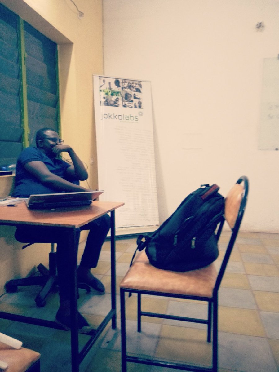 EmmanuelBama's tweet image. Une belle soirée en compagnie de mes élèves ingénieur du #PoleTech en #Réseaux #Telecom. Job et présentation sur #Blockchain et #Monitoring  réseaux.