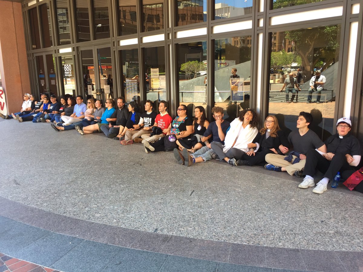 Protesters are blocking the entrance to the federal building in downtown San Diego via.kswbtv.com/tExBT #Immigration #FreeOurFuture