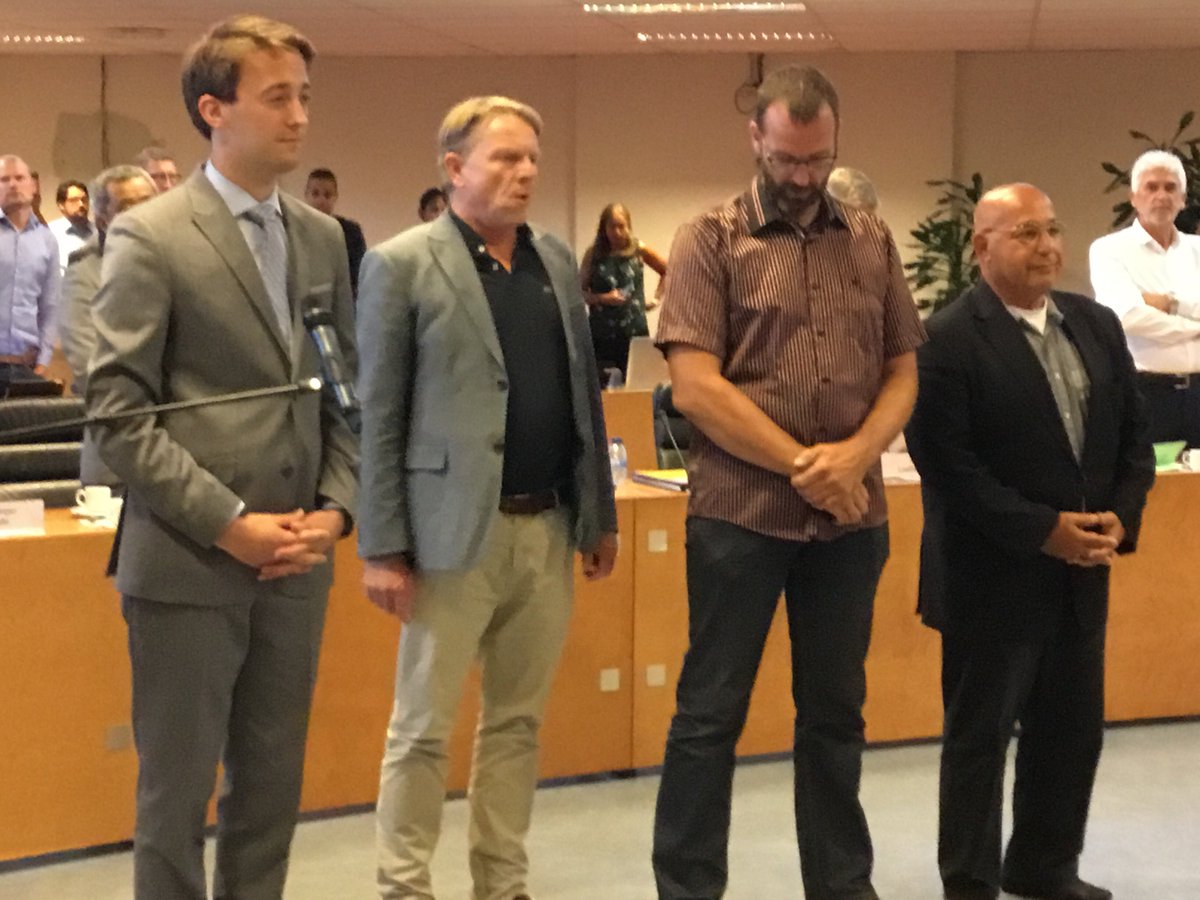 Jeroen Kolster, Bas van Loef, Martin van Gent en Hasan Saritas hebben de eed of belofte afgelegd en zijn benoemd tot raadsleden. Gefeliciteerd!! <a href="/JeroenKolster/">Jeroen Kolster</a> , Bas van Loef, <a href="/vangent20/">Martin</a>  <a href="/Hasan_Saritas/">Hasan Saritas</a> <a href="/LeefbaarCapelle/">Leefbaar Capelle</a> <a href="/CapelseVVD/">Capelse VVD</a> <a href="/peteroskam_bgm/">Peter Oskam</a>