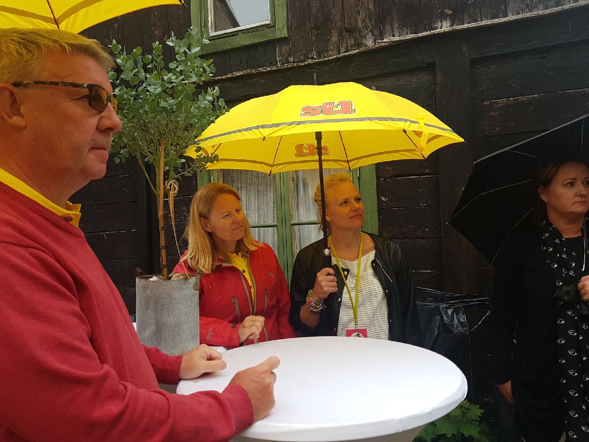 Vår Marknads- och kommunikationsdirektör Nina Wahlgren Gill och Affärsområdesdirektör Maria Pousette deltog idag i en regnig men givande workshop om 
hållbarhet arrangerad av ST1. #st1 #almedalen